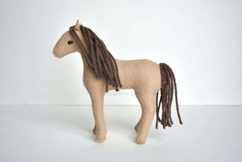 Waldorf Felt Horse Pattern. The Pattern does cost $ Felt Horse Pattern, Sewing Pillows Ideas, Felt Horse, Stuffed Horse, Horse Template, Felt Animal Pattern, Felt Animal Patterns, Crochet Horse, Free Horses