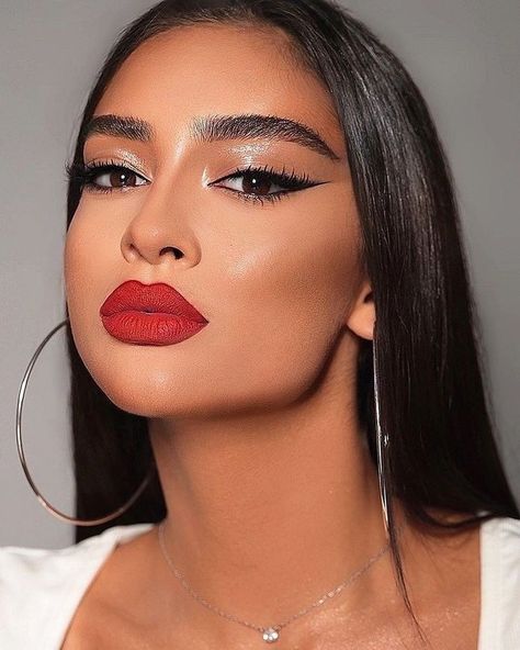 Nature-Inspired Beauty: Easy and Natural Fall Makeup Ideas for Green Eyes in 2023 Maybelline Color Sensational Lipstick, Red Lips Makeup Look, Red Lipstick Makeup, Red Lip Makeup, Fall Makeup Looks, Glam Makeup Look, Beautiful Eye Makeup, Evening Makeup, Dark Skin Makeup