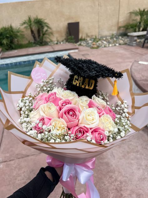 Cute Graduation Flowers, Graduation Ramos Eternal, Flower Graduation Bouquet, Pink Graduation Bouquet, Korean Rose Bouquet, Ramos For Graduation, Diy Graduation Flower Bouquet, Senior Flowers Bouquets, High School Graduation Flowers Bouquet