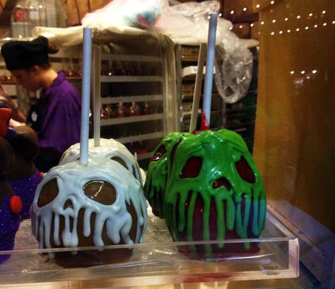 I love clever merchandising by disney Disney Baking, Oogie Boogie Bash, Candy Apple Recipe, Postres Halloween, Disney Desserts, Apple Recipe, Fluffy Slime, Halloween Time, Practically Perfect