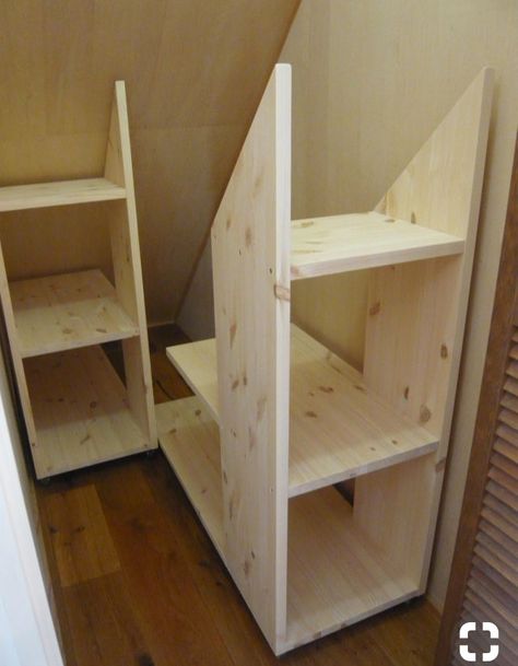 Closet Under Stairs, تحت الدرج, Organization Shelves, Koti Diy, House Organization, Diy Staircase, Basement Stairs, Attic Storage, Understairs Storage