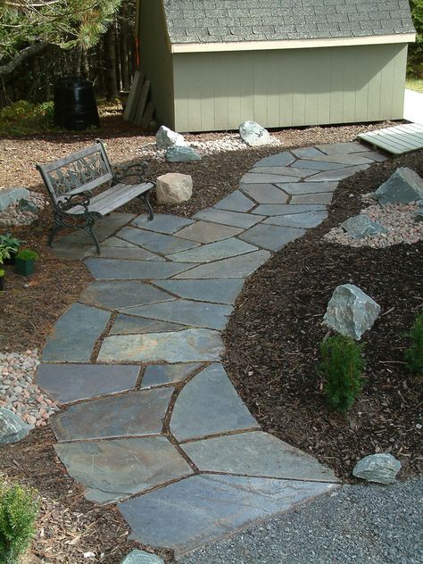 slate loose Walkway Designs, Garden Walkways, Flagstone Walkway, Front Walk, Walkway Design, Outdoor Walkway, Pinterest Garden, Walkway Ideas, Gravel Patio