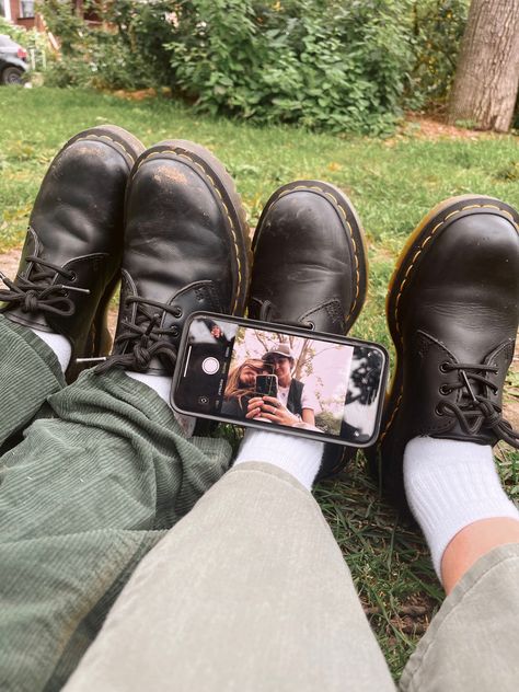 Dr Martens Couple Outfit, Couples Matching Doc Martens, Doc Martens Couple, Cute Couple Photo Ideas, Doc Martin Outfits, Summer Photo Ideas, Couple Photo Ideas, Polo Outfit, Doc Martin