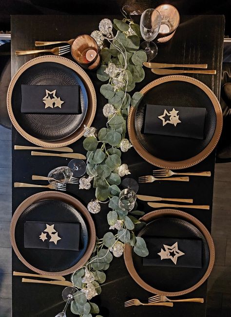 Black And Gold Christmas Centerpieces, Nye Centerpiece Ideas, Gold Christmas Decorations Table, Rose Gold Christmas Table, New Year Table, Event Stylist, Rose Gold Christmas, Gold Christmas Decorations, 80th Birthday Party