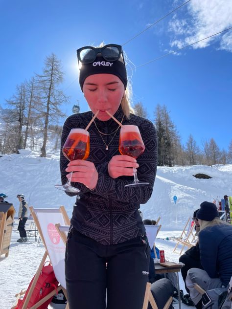 Ski Holiday Aesthetic, Ski Instructor Aesthetic, Ski Vacation Aesthetic, Skiing Poses, Cute Ski Pictures, Afterski Outfit, Apres Ski Aesthetic, Ski Europe, After Ski