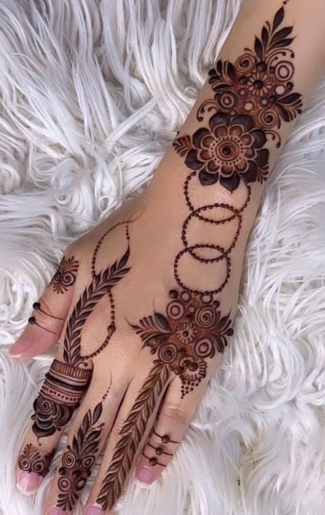 #tattootrends #inkedup #bodyart #tattooideas #tattooinspiration #tattooaddict #tattooartist #tattooedgirls #tattooedguys #tattooedlife #tattooedbeauty #tattooedstyle #tattooedculture #tattooedcommunity #tattooedgeneration Hinna Styles Arabic, Khafif Simple Mehndi Designs, Hina Tattoo, Mehndi Designs Fingers, Khafif Mehndi Designs, Arab Henna, Back Hand Henna Design, Eid Special Mehndi Design, Finger Mehendi