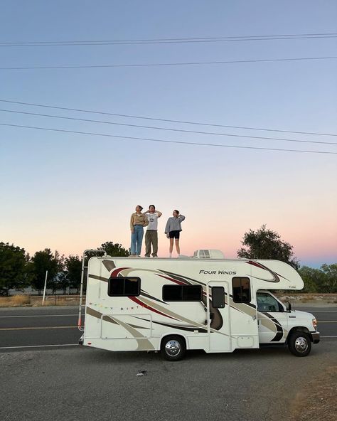 Caravan Pictures, Van Life Aesthetic, Vans Aesthetic, Camping Friends, Rv Road Trip, Long Road Trip, Girls Getaway, Gap Year, Rv Travel