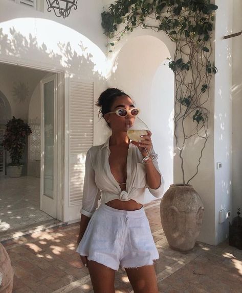 Knotting your button-down shirt to achieve a vacation look Insta Inspo, Photo Inspo, Summer Style, Fashion Inspiration, A Woman, Summer Outfits, Summer Fashion, Lookbook, Fashion Inspo