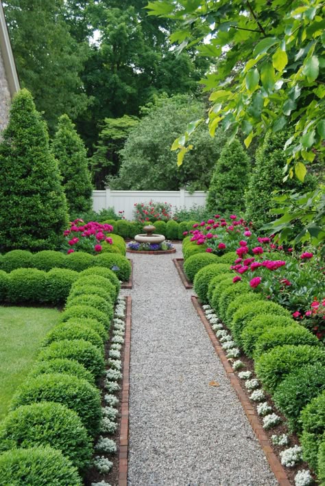 Boxwood Garden, English Garden Design, Gravel Path, Flower Garden Design, Formal Gardens, Beautiful Flowers Garden, Front Yard Garden, Garden Pathway, Front Yard Landscaping Design