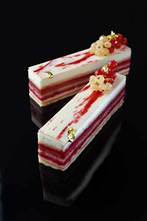 Raspberry Opera Cake, Pastry Recipes Dessert, Opera Cake Recipe, Pastry Cake Recipes, Cake Pastries, Pastry Ideas, Fancy Desserts Recipes, Opera Cake, Beaux Desserts