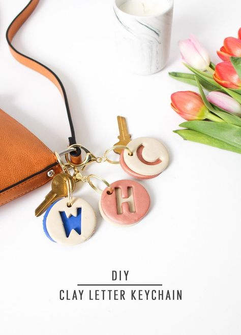 DIY clay letter keychain by Sugar & Cloth, an award winning DIY, home decor, and recipes blog. Clay Letter Keychain, Itsekovettuva Savi, Cloth Diy, Clay Keychain, Letter Keychain, Diy Wall Shelves, Clay Jewelry Diy, Design Del Prodotto, Diy Planters