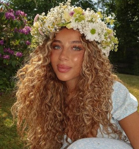 Who is Emelie Battah? Wiki, Biography, Family, Height, Boyfriend, Ethnicity Blonde Hair Cottage Core, Curly Hair Flower Crown, Curly Blonde Hair Aesthetic, Blonde Curly Hair Aesthetic, Emilie Core, Cottage Core Hairstyles, Cottage Core Makeup, Syrian Beauty, Blonde Curly Hair Natural