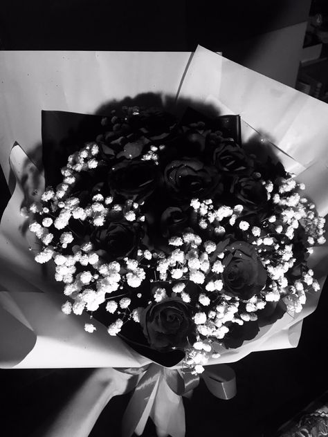 Black Rose Bouquet, Black Bouquet, Black And White Roses, Rose Flower Arrangements, White Rose Bouquet, Luxury Flower Bouquets, Boquette Flowers, Dream Wedding Venues, Black And White Flowers