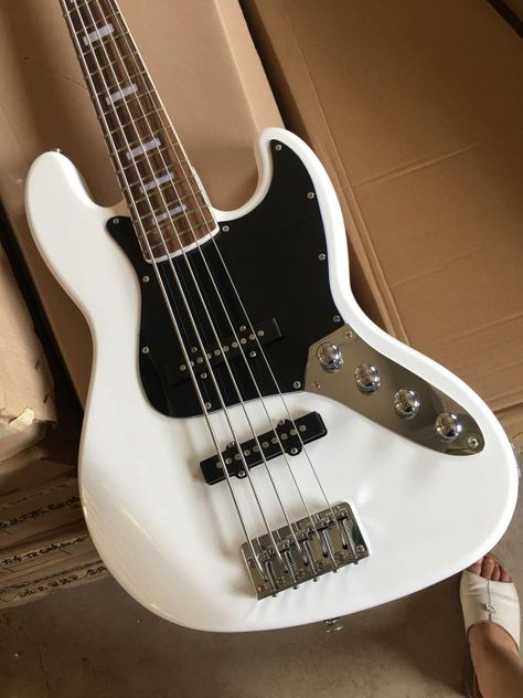 Bass Astethic, White Bass Guitar, Bass Guitar White, White Electric Guitar, Cassie Skins, Pretty Guitars, Bass Guitarist, Guitar Obsession, Custom Electric Guitars