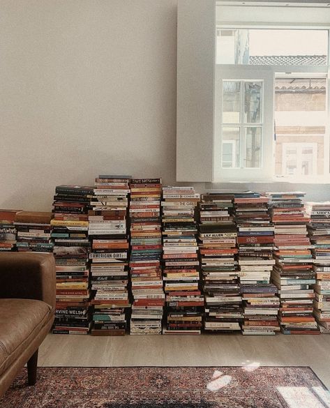 @nnnewguard Library with books displayed everywhere, book organisation ideas, aesthetic reading corner #bookorganisation #bookshelf #booklovers #bookstagram #bookstoread #library #libraryideas #librarylove #bookaesthetic #interiordesignideas #reading #readingcorner Books On The Floor, Artsy Apartment, Appartement Design Studio, Bookshelf Aesthetic, Casa Loft, Appartement Design, Apartment Aesthetic, Dream Apartment, Stack Of Books