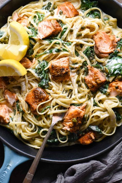 The Best Creamy Salmon Pasta Salmon And Spaghetti Recipe, Salmon Dinners, Creamy Salmon Pasta, Salmon Pasta Recipes, Creamy Salmon, Makanan Italia, Pasta With Spinach, Night Dinner Recipes, Resep Pasta