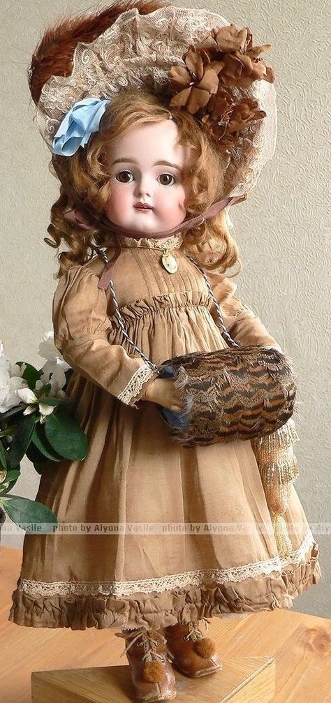 Vintage Victorian Dress, Porcelain Tub, Dress Pattern Vintage, Porcelain Dolls Value, Antique Porcelain Dolls, Antique Doll Dress, Vintage Dress Patterns, China Dolls, French Dolls