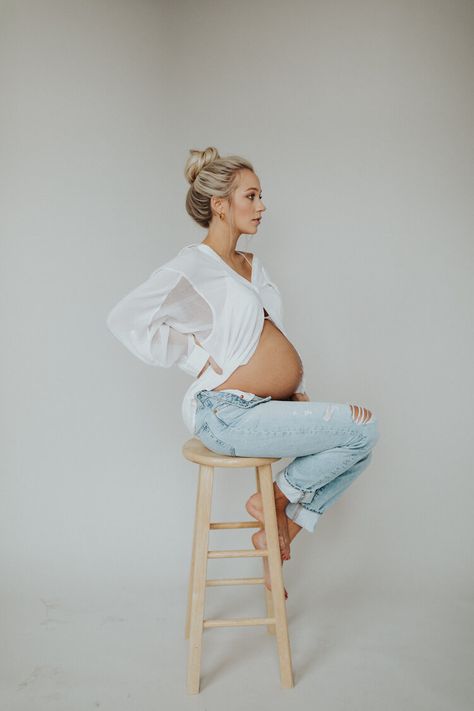 Foto Kelahiran, Home Maternity Photography, Maternity Shoot Outfit, Studio Maternity Shoot, Maternity Studio Photoshoot, Studio Maternity Photos, Vogue Kids, Maternity Photo Outfits, Maternity Photography Studio