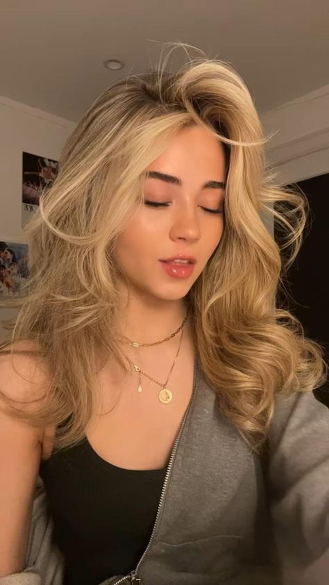 Pretty Blonde Hair, Haircut Tip, Blonde Hair Girl, Blonde Hair Inspiration, Blonde Hair Looks, Short Hair Older Women, Fair Skin, Cool Haircuts, Aesthetic Hair