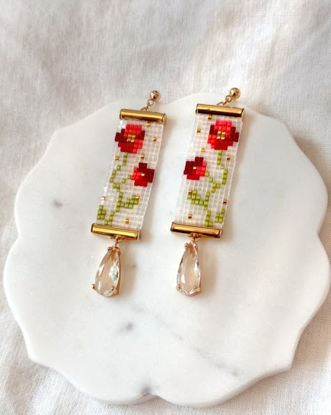 The Poppy Earrings ♥️ #poppy #flower #floral #floraljewelry #handmadejewelry #flowerjewelry #poppyjewelry #floralearrings #bayareajewelry Loom Bead Earrings, Bead Loom Earrings, Seed Bead Flower Bracelet, Loom Earrings, Poppy Earrings, Seed Bead Jewelry Patterns, Bead Loom Designs, Loom Designs, Bead Earring