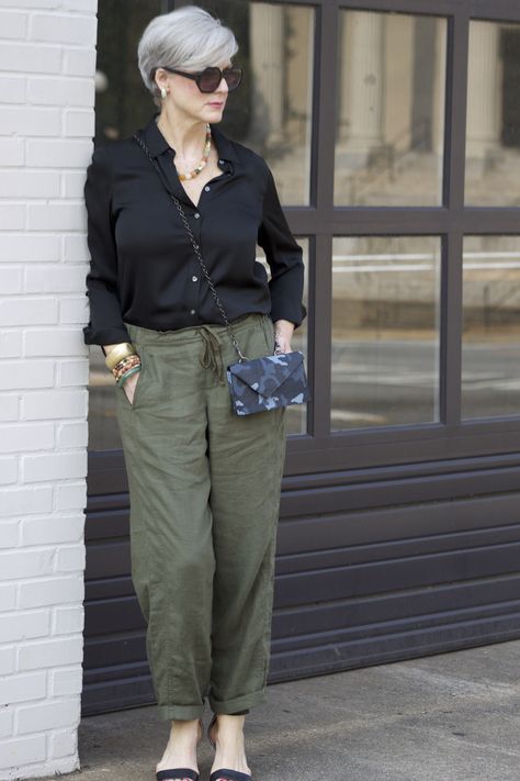 in the bag | styleatacertainage Mode Over 50, Style At A Certain Age, Linen Drawstring Pants, Over 60 Fashion, 60 Fashion, Over 50 Womens Fashion, Green Pants, 가을 패션, Fashion Over 40