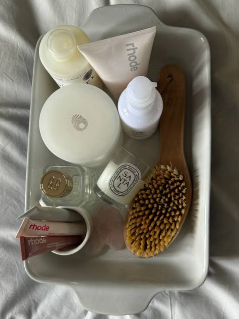 Aesthetic Beauty Products, Beauty Products Aesthetic, Smooth Glowing Skin, Prioritize Yourself, Organic Spa, Dry Body Brushing, Self Care Day, Body Brush, Minimalist Beauty