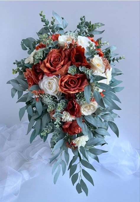 Emerald Green And Burnt Orange Bouquet, Buttercup Wedding, Orange Wedding Themes, Teardrop Bouquet, Rust Wedding, Fall Wedding Color Schemes, Rusting Wedding, Terracotta Wedding, Bridal Bouquet Fall