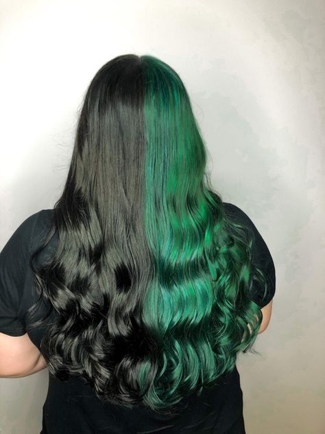 Green Hair Color Ideas, Hair Color Ideas Trending, Black And Green Hair, Green Hair Color, Hair Dyed Underneath, Emerald Green Hair, Half Dyed Hair, Emerald Hair, Dark Green Hair