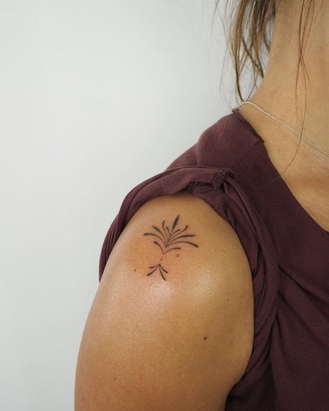 Tiny Linework Tattoo, Classy Tattoos For Women, Handpoke Tattoo, Classy Tattoos, Subtle Tattoos, Feminine Tattoos, Simplistic Tattoos, Tattoo Designs For Women, Small Tattoo