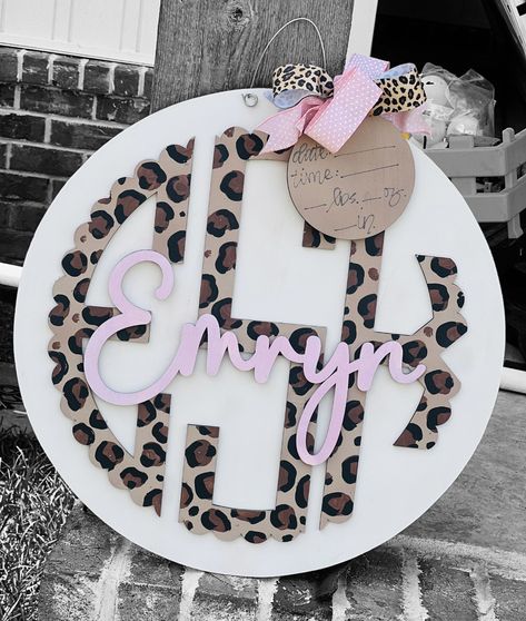 Bring home the sweetest bundle of joy and celebrate their birth with this beautiful cheetah print baby Doorhanger. All personalization is included with purchase! Message seller with baby name and any other personalization you would like to add! Cheetah Baby Nursery, Cheetah Print Baby Shower Ideas, Cheetah Baby Shower Ideas, Cheetah Print Nursery, Cheetah Nursery, Leopard Baby Showers, Auntie Era, Girly Nursery, Baby Announcement Photoshoot