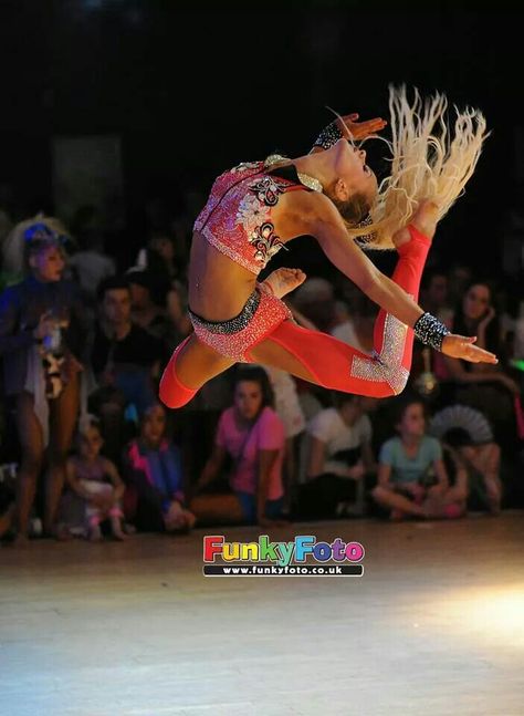 Fab action shot, freestyle disco Freestyle Dance Outfits, Disco Dance Outfits, Freestyle Dance Costumes, Dance Costumes Hip Hop, Freestyle Dance, Disco Costume, Jazz Dance Costumes, Cattle Farming, Disco Dance