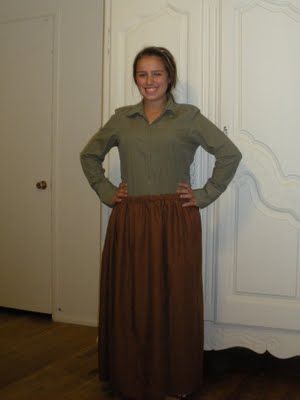 The American Homemaker: Easy Pioneer Trek Skirts from Thrift Store Sheets & My Own Trek Store Sheets, Trek Clothing, Pioneer Costume, Pioneer Clothing, Pioneer Trek, Pioneer Dress, Calf Length Skirts, Skirt Tutorial, Maternity Skirt