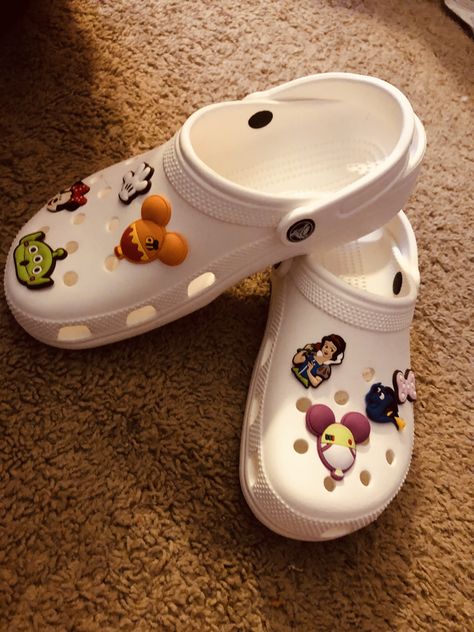 Crocs Charm Ideas, Crocks Shoes Disney, Aesthetic Croc Gibits, Disney Crocs Jibbitz, Mickey And Minnie Crocs, Crocs Whit Charms, Disney Crocs, Enchanted Princess, Mickey Mouse Design