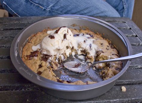 Chocolate Chip Pizookie Made Straight in the Pan Pazookies Desserts, Pizookie Recipe, Deep Dish Cookie, Pillsbury Cookies, Jam Cookies, Taste Test, Round Cake Pans, Cookies Ingredients, Eat Dessert