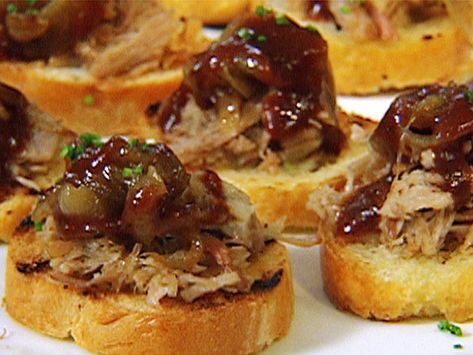 BBQ Pulled Pork Bruschetta Recipe : Patrick and Gina Neely : Food Network - FoodNetwork.com Pulled Pork Appetizer, Bruschetta Recipe, Pulled Pork Recipes, Bbq Pulled Pork, Bbq Pork, Party Food Appetizers, Appetizers For Party, Clean Eating Snacks, Food Network