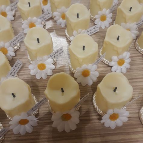 Candle Party Favor, Wedding Daisy, Flower Favor, Candle Wedding Favor, Daisy Theme, Baptism Party Favors, Rusting Wedding, Cylinder Candles, Candle Party Favors