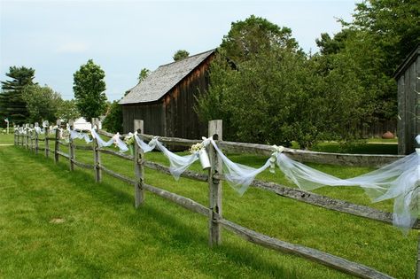 Decorate A Fence, Ceremony Space Decor, Outdoor Fence Decor, Backyard Fence Decor, Lattice Garden, Patio Wall Decor, Flower Fence, Decoration For Wedding, Rustic Outdoor Wedding