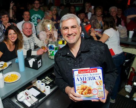 Interview - 10/02/13 - Taylor Hicks is all smiles with a copy of Recipes Across America! Aliens 1986 Hicks, Taylor Hicks, Taylor Hawkins Drumming, Las Vegas Restaurants, Country Stars, All Smiles, Las Vegas, Interview, 10 Things