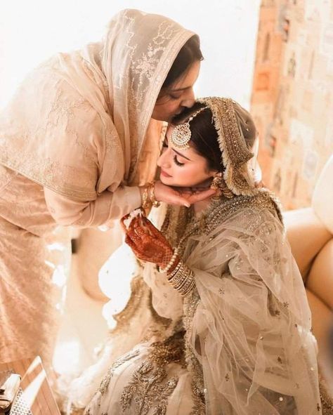 Muzna Masood Malik Nikkah, Pakistani Couple Photography, Muslim Bride Photoshoot, Nikaah Aesthetics, Nikkah Poses, Nikkah Pictures, Bride Video, Mother Daughter Poses, Muslim Wedding Photos