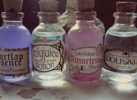 Whimsy potion bottles Au Hasard Balthazar, Harry Potter Potions, Harry Potter Bedroom, Tarot Gratis, Images Harry Potter, Hogwarts Aesthetic, Slytherin Aesthetic, Harry Potter Room, Magic Aesthetic