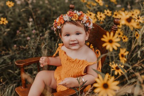 One Year Sunflower Photoshoot, Sunflower One Year Old Pictures, One Year Old Sunflower Photoshoot, Outdoor 1 Year Pictures, Zinnia Photoshoot, Wildflower Baby Photo Shoot, Fall One Year Photoshoot, Spring Picture Ideas, One Year Photos