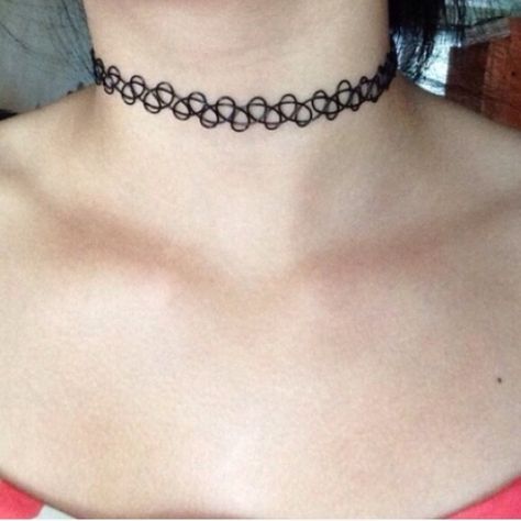 Choker Tattoo Neck, Tattoo Necklaces, 2010 Jewelry, 2000 Jewelry, Tattoo Necklace, 2014 Vibes, Grunge Chokers, 90s Festival, 90s Tattoos