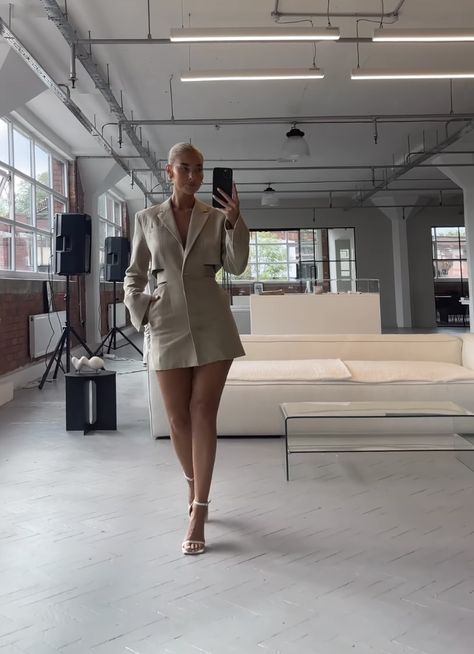 Jess Hunt, Design Studio Office, Model Industry, Chic Outfits Classy, Boss Outfit, Beige Blazer, Hairstyle Look, Studio Shoot, Classy Chic