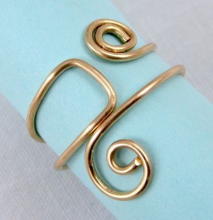 Rena Klingenberg, Wire Rings Tutorial, Bijoux Fil Aluminium, Wire Jewelry Tutorial, Ring Tutorial, Wire Ring, Diy Wire Jewelry, Wire Work Jewelry, Diy Rings