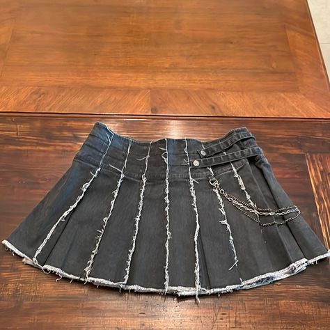 Diy Mini Skirt, Mini Skirt Sewing, Reworked Skirt, Diy Denim Skirt, Punk Skirt, Skirts Pleated, Upcycle Shirt, Angel Outfit, Diy Skirt