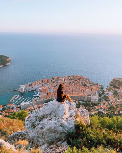 Where to find the most instagrammable places in Croatia? Check out the list of the 15 best Instagram and photography spots. Honeymoon In Croatia, Croatia Beach Pictures, Makarska Croatia Photo Ideas, Croatia Picture Ideas, Split Croatia Photography, Croatia Instagram Pictures, Dubrovnik Croatia Photography, Croatia Photos, Croatia Pictures