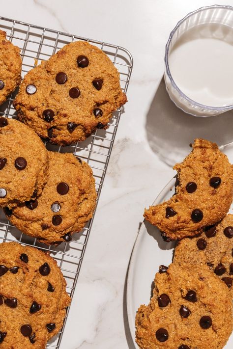 The perfect cookie recipe for the fall. These keto pumpkin chocolate chip cookies are the ultimate soft batch cookie with melty chocolate chips for a nice contrast. Keto Pumpkin Chocolate Chip Cookies, Pumpkin Chocolate Chip Cookies Recipe, Soft Batch Cookies, Soft Batch, Start Keto, Pumpkin Pie Mix, Keto Pumpkin, Thm Desserts, Chocolate Chip Cookies Recipe