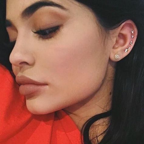 Kylie Jenner Earrings, Initial Earrings Studs, Faux Piercing, Gold Ear Jacket, Cute Ear Piercings, Hammered Hoop Earrings, Initial Earrings, Ear Jacket Earring, King Kylie