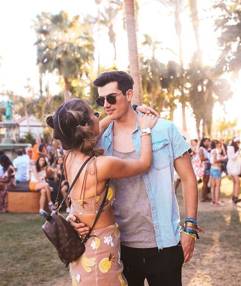 Photo Ideas Boyfriend, Festival Pictures Ideas, Festival Photo Ideas, Festival Poses, Alex And Sierra, Sierra Furtado, Festival Pictures, Festival Photo, Love Stars