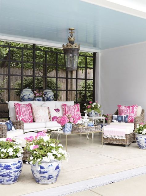 #Sunbrella pink upholstery adds a pop of bright color Accessories Minimalist, Balkon Design, Room Cozy, Patio Decorating Ideas On A Budget, Chinoiserie Chic, Patio Interior, Florida House, Style Deco, Outdoor Patio Decor